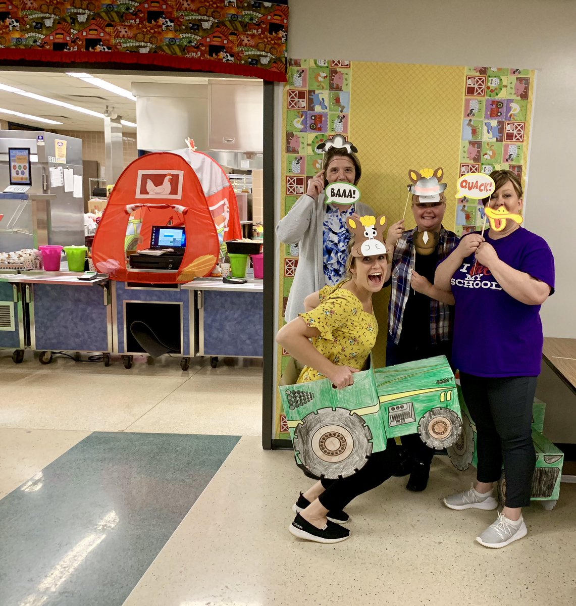 giantsnutrition's tweet photo. Chapel Glen Elementary School was getting โDown on the Farmโ today!
What a fun barnyard themed lunch! It was Un-baaaaa-lievable ๐!
#ManagersChoice #NSLP #ThemeLunch #GiantsNutrition #WeAreWayne https://t.co/ISBbAqCPfD