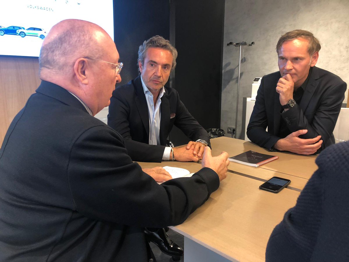 tomas_villen's tweet photo. Muy interesante la charla sobre el futuro de la movilidad deportiva que hemos mantenido esta tarde junto a Oliver Blume, CEO de #Porsche AG y algunos medios nacionales, en el marco del Salón de #Barcelona. #100Automobilebcn #FutureIsOn #VamosPorsche 🇩🇪🇪🇸 https://t.co/3MYjyVnF5f