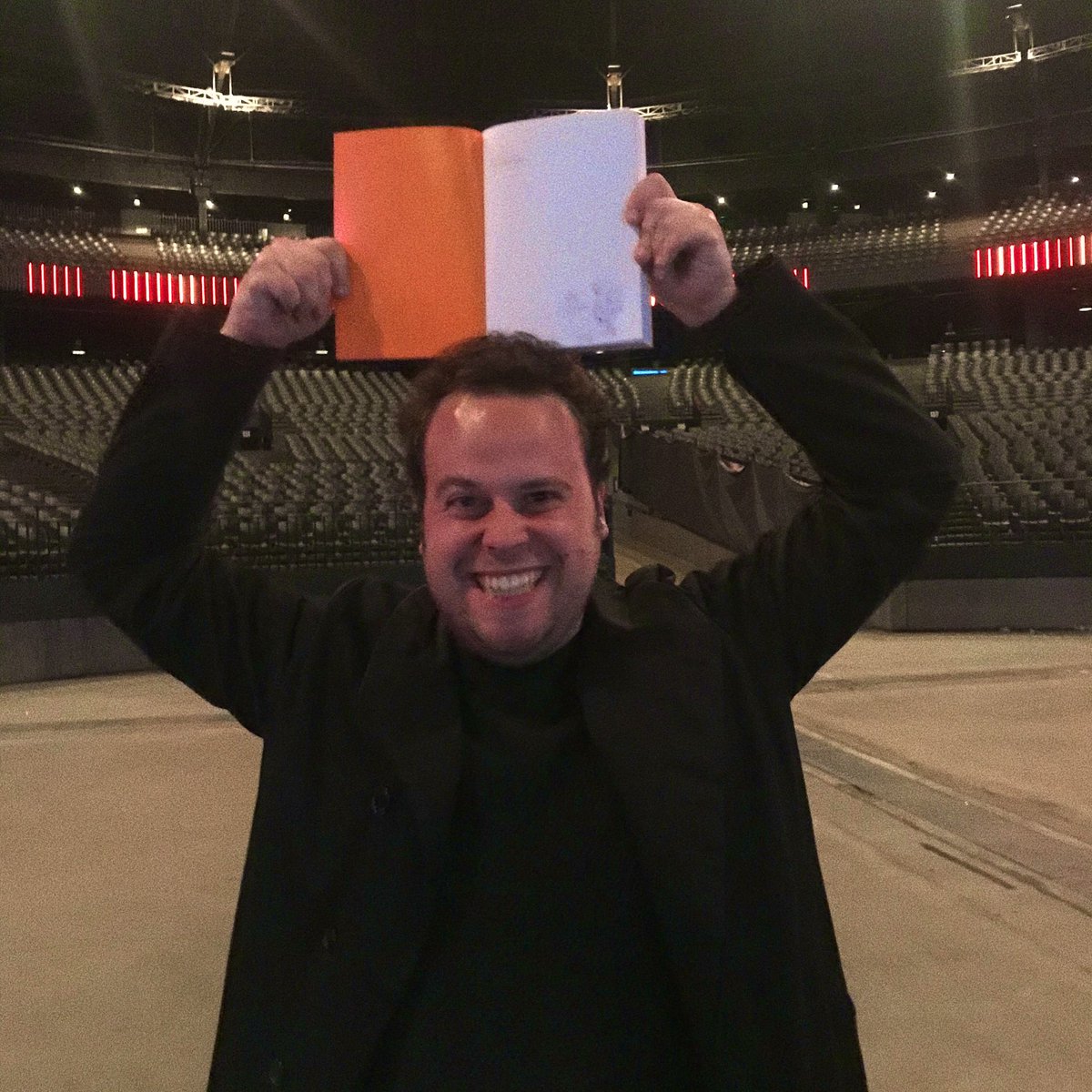 Hier is <a href="/SanderGillis/">Sander Gillis</a> extreem enthousiast over het boek, gesigneerd door yours truly