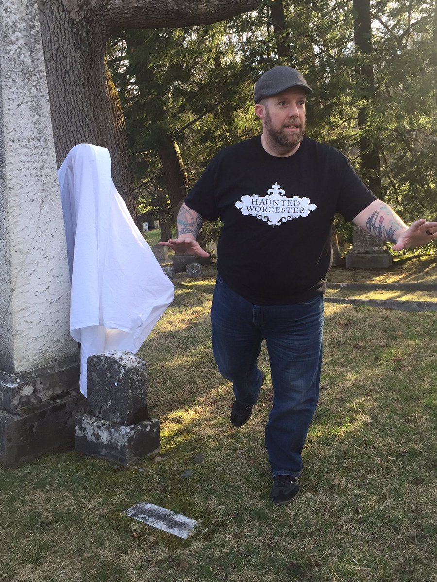HauntedWorcest1's tweet photo. We 🖤 living (and the non-living) in the 508!! #508day #lovingthe508 #ruralcemetery https://t.co/Y4Aq0xORgs