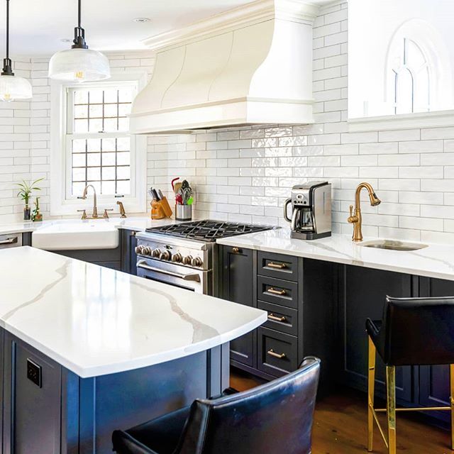 White, blue, brass and beautiful!  If you like this style, leave us a comment, or better yet, stop by our showroom and speak with Michael, the designer of this kitchen. .
.
.
#cabinets #interiordesign #kitchencabinets #homeimprovement #kitchen #woodworki… bit.ly/2H94hy7