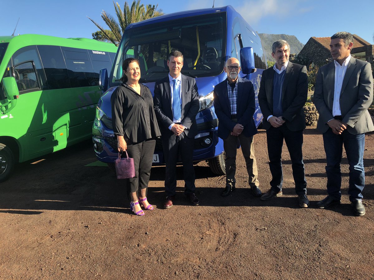 narvayelhierro's tweet photo. Hoy con @EquipoClavijo hemos sido testigos de la incorporación de dos guaguas que se suman a la movilidad de la Isla. Vehículos con última tecnología, accesibles y avances en la comodidad de pasajeros. Un gran paso de @PrensaElHierro y #Transhierro para mejorar el transporte https://t.co/3eX2gGiteg