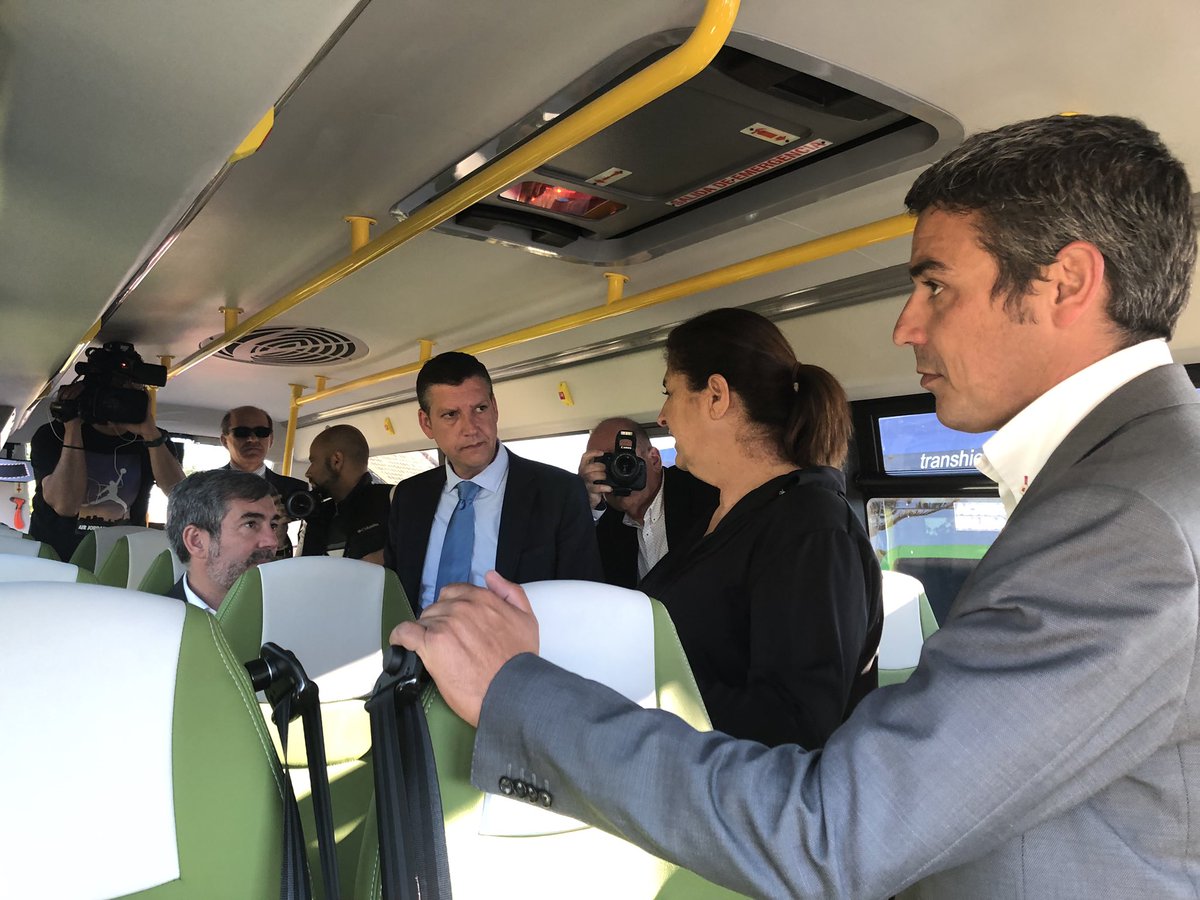 narvayelhierro's tweet photo. Hoy con @EquipoClavijo hemos sido testigos de la incorporación de dos guaguas que se suman a la movilidad de la Isla. Vehículos con última tecnología, accesibles y avances en la comodidad de pasajeros. Un gran paso de @PrensaElHierro y #Transhierro para mejorar el transporte https://t.co/3eX2gGiteg