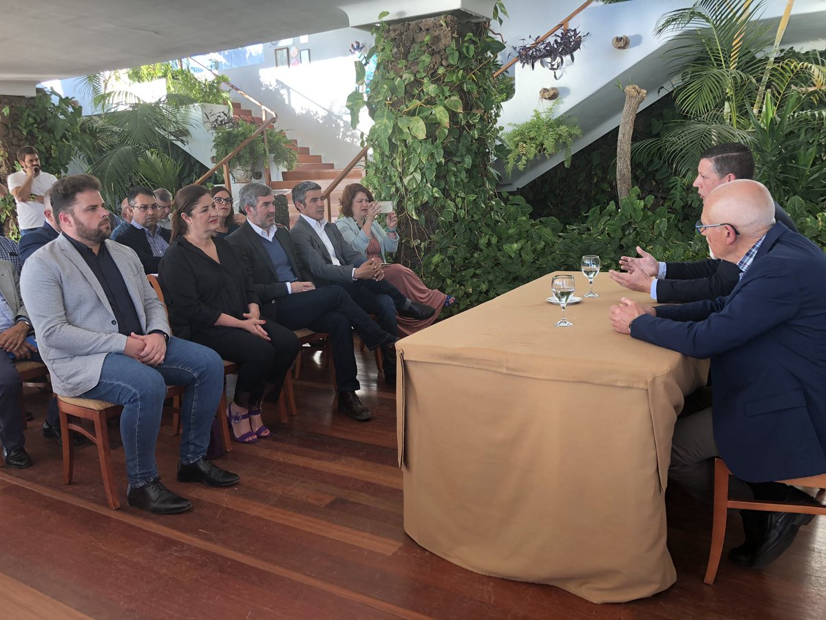 narvayelhierro's tweet photo. Hoy con @EquipoClavijo hemos sido testigos de la incorporación de dos guaguas que se suman a la movilidad de la Isla. Vehículos con última tecnología, accesibles y avances en la comodidad de pasajeros. Un gran paso de @PrensaElHierro y #Transhierro para mejorar el transporte https://t.co/3eX2gGiteg