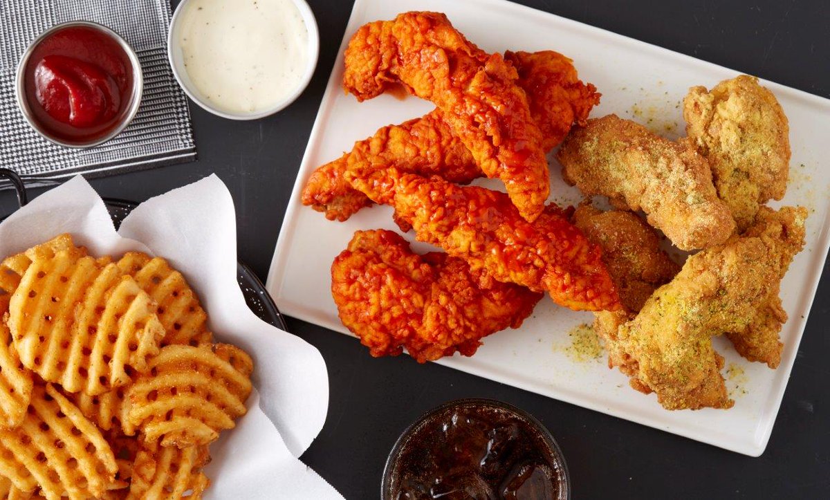 WingsOverMKE's tweet photo. Happy #WingsOverWednesday! RT this for a shot at a free pound of boneless wings! Must follow to be eligible to win! Good luck to everyone studying for finals! https://t.co/Mz7tnMof2T