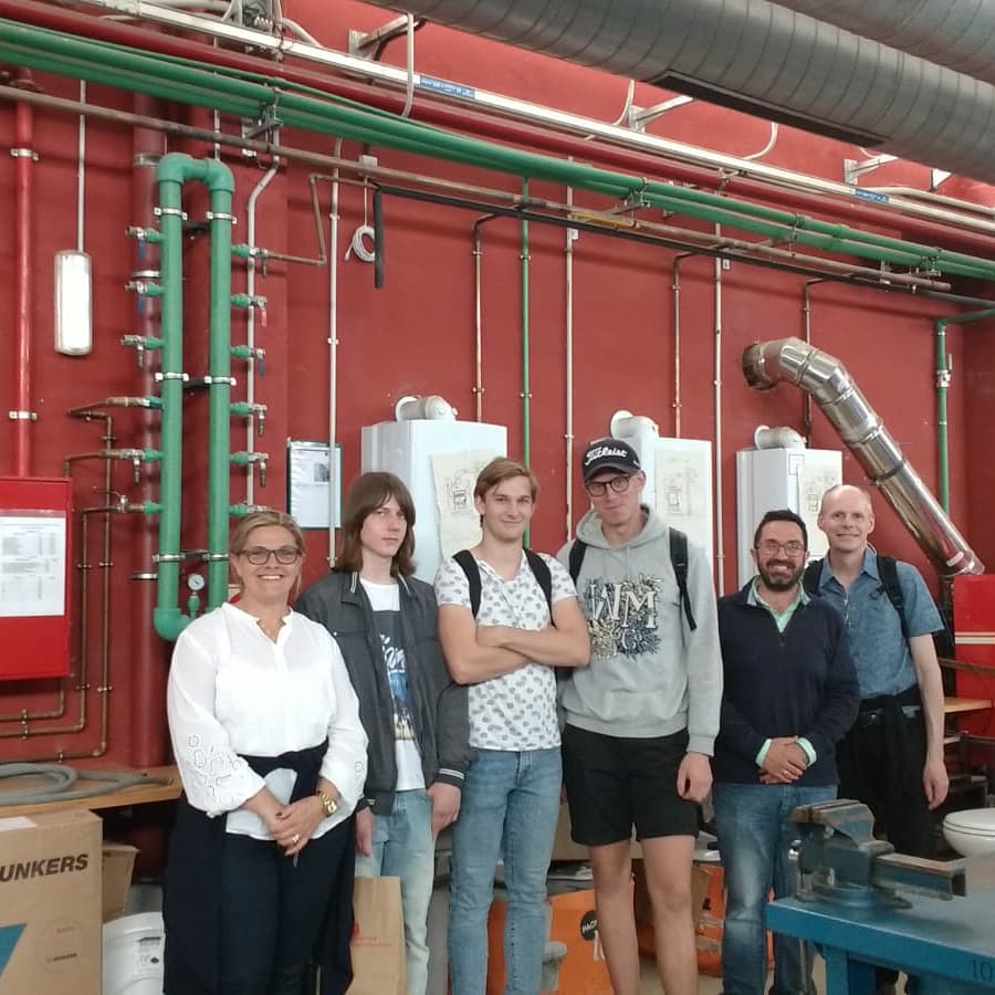 fpcatarroja's tweet photo. Visita de profesores y alumnado de Vara (🇸🇪Suecia). Tres días para conocer nuestras instalaciones de Energías Renovables y Eficiencia Energética, visitas a empresas e instalaciones externas. #CIPFP #Catarroja #FP #formacionprofesional @GVAeducacio #ErasmusPlus #EuropeDay2019 https://t.co/RY0OATiULs