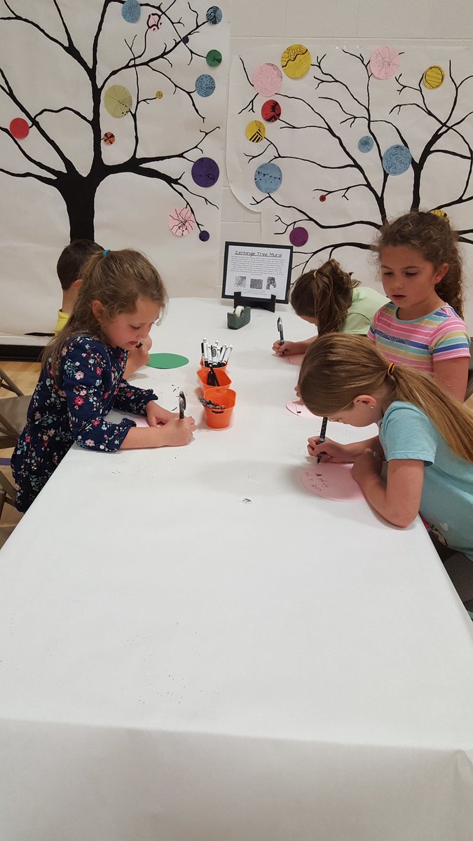 HamptonArtDept's tweet image. Art activities! #creativityislife #hawknationcreation #hamptonhawks1 #kindergarten