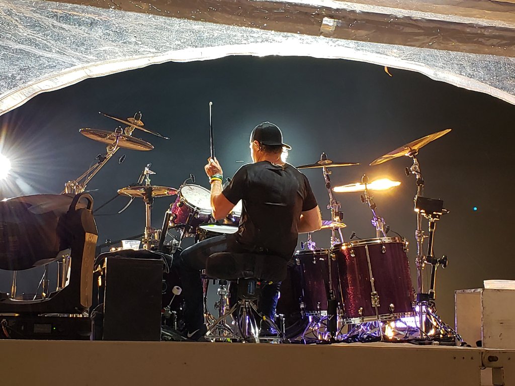 Metallica's tweet photo. Hello darkness, say good bye! Milan got some Halo on Fire tonight! Before that we heard Sad. Rob is doing his bass solo/doodle right now, and then it will be time to set your anger free! #MetInMilan #MetInMilano #WorldWired #Metallica https://t.co/OZfXZHV9ka