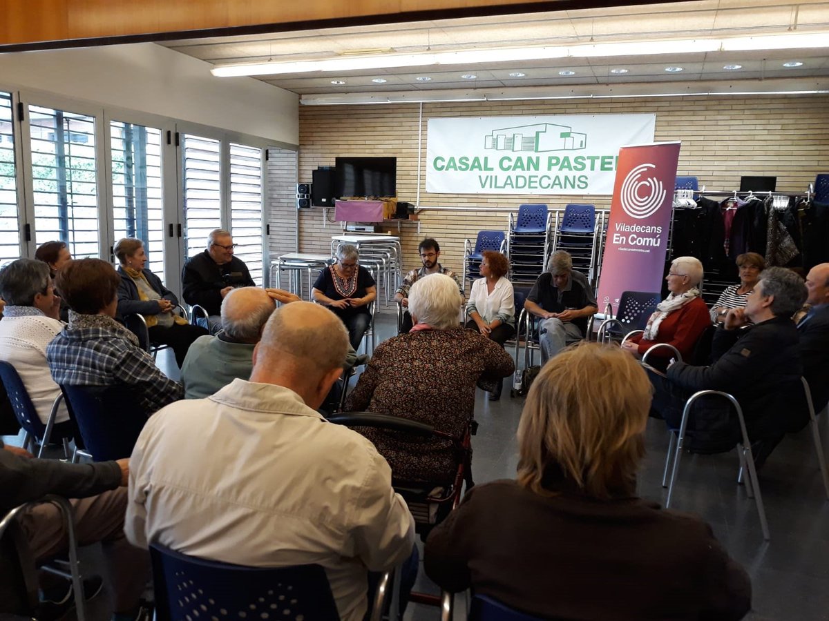 Aquesta tarda ens hem trobat amb els veïns i veïnes de Can Pastera. Ha estat un acte molt interessant en el qual hem pogut explicar-los alguns aspectes del nostre projecte per #Viladecans. 👇