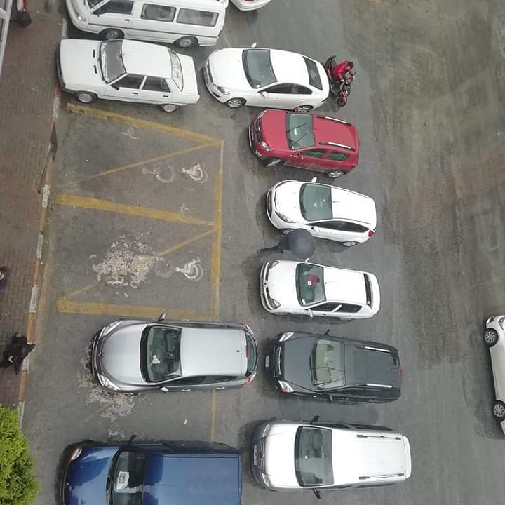 egem_m's tweet photo. Duyarlı arkadaşlar engelli yerine park etmemişler... https://t.co/Xr63DoqzBw