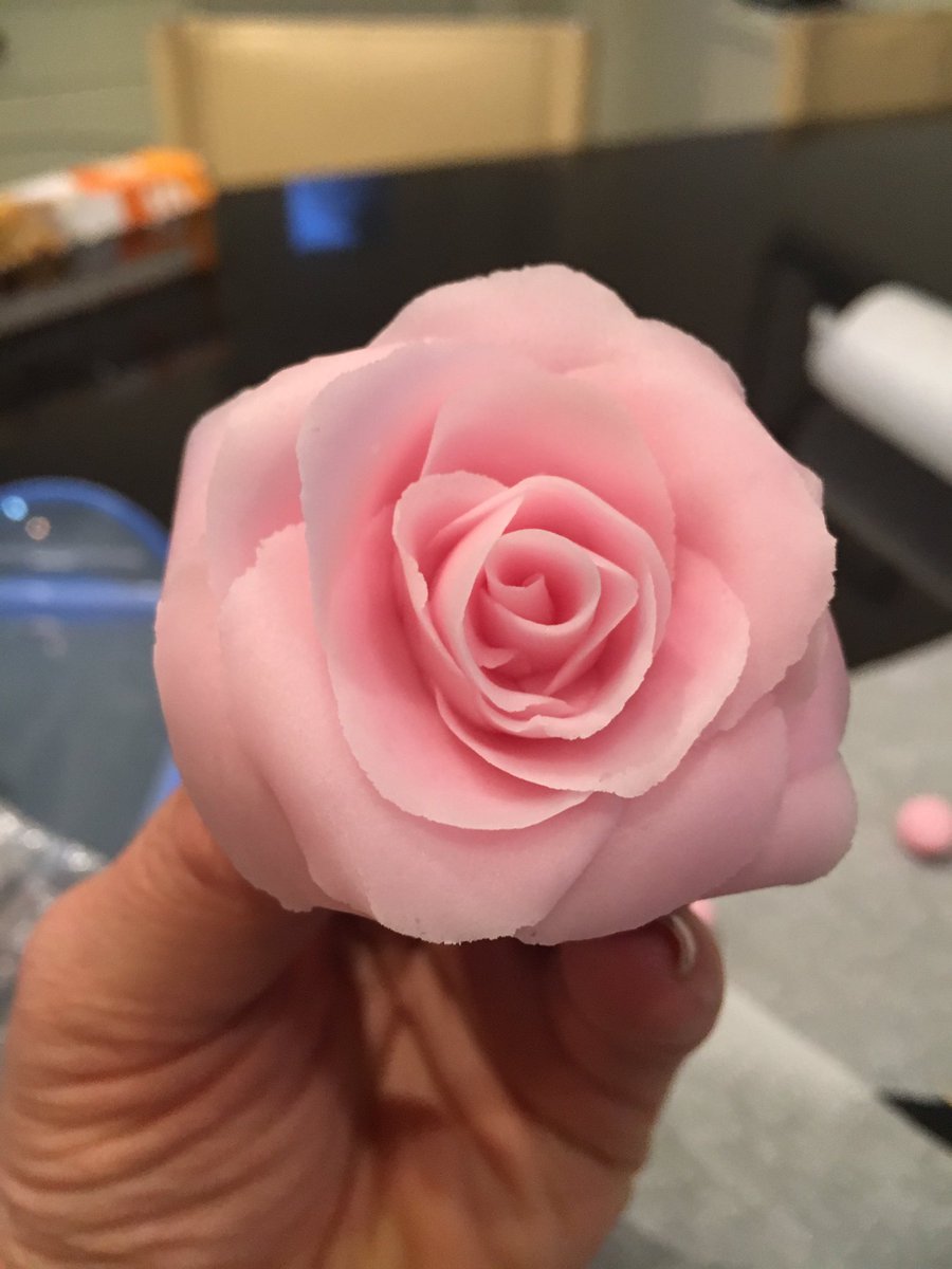 Lyndseyshep76's tweet photo. Sugar flower 🌹 https://t.co/FxSuukn3iI