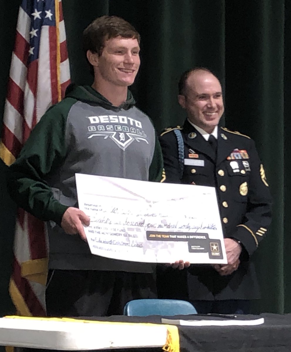 DeSotoHS73's tweet photo. Images from today’s United States Army signing day! Seven Dragons signed on to defend our country. Thank you all. Ethan Koch, Tyson Peppers, Jon Beckett, Chloe Neumann, Andrew Downs, Jewell Kohler, Colton Gillam. @DeSoto73 https://t.co/dnod31QUGU