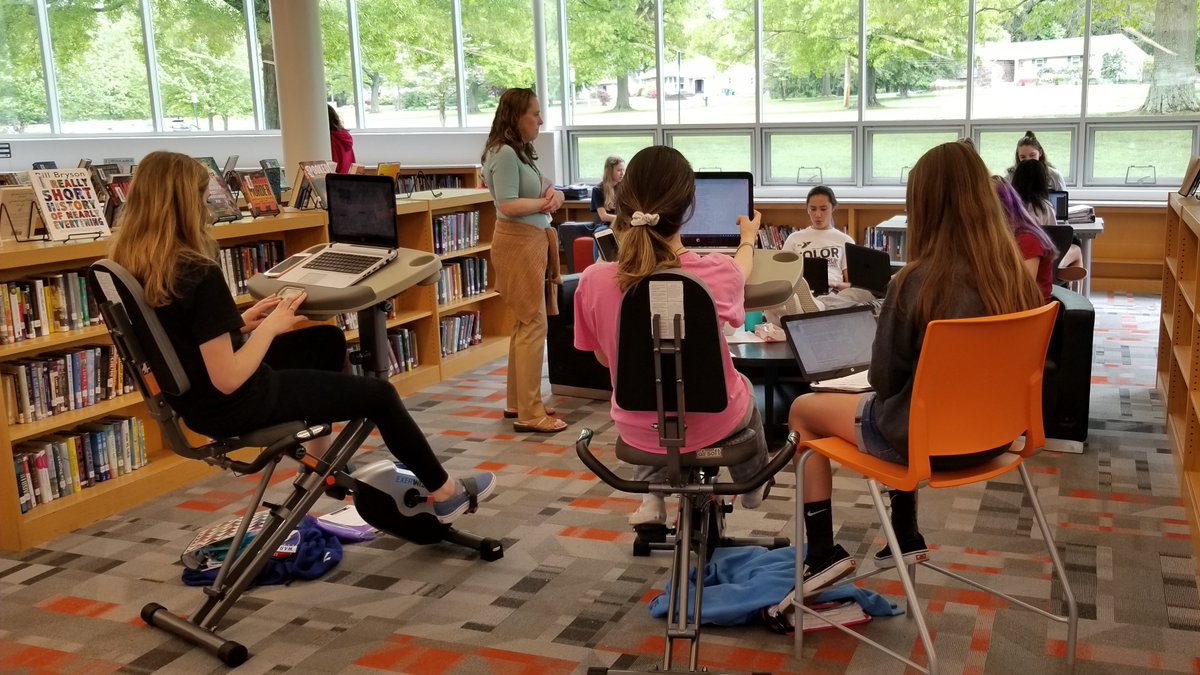 UnamiLibrary's tweet image. Today @umsfreshmen tried the bikes while researching. With laptops, students were able to use our online databases and @noodletools while they biked. So cool! #readandride  #cbinnovate #cbtech #noodletools #galedatabases #exercisebrainandbody