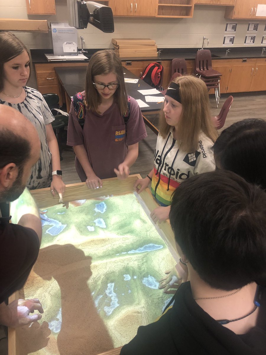 DorisAHerrmann's tweet image. Check out our @BulldogsBsi 8th graders on science learning about topography with our #ARSandbox. #scientist.