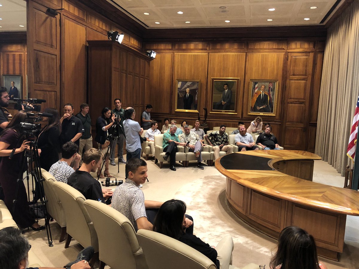 Hawai‘i Men's Volleyball (@hawaiimensvb) on Twitter photo Gov. Ige is presenting a proclamation to the <a href="/HawaiiMensVB/">Hawai‘i Men's Volleyball</a> today for an amazing 2019 season!! 🌈🏐 #GoBows Gov. Ige is presenting a proclamation to the <a href="/HawaiiMensVB/">Hawai‘i Men's Volleyball</a> today for an amazing 2019 season!! 🌈🏐 #GoBows