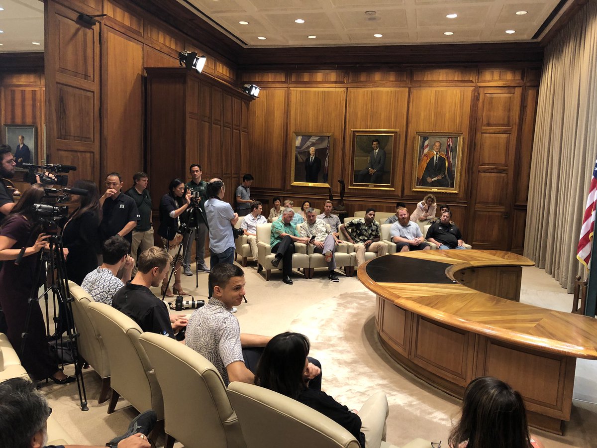 Gov. Ige is presenting a proclamation to the @HawaiiMensVB today for an amazing 2019 season!! 🌈🏐 #GoBows