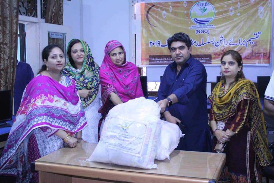 seed_ngo's tweet photo. SEED NGO ki janib se Rashan taqseen kia gaya jis me vice chairman ABAD janab Abdul Kareem Adhia or Assistant Commisioner Noor Mustafa Lagari sahib ne shirkat ki..... 

#ChampionsEleven #ChanoEnLOS40 #Chaman #LahoreBlast #SeedsAndChips #ShareTheLove  #share https://t.co/mzM7oGQ4WL