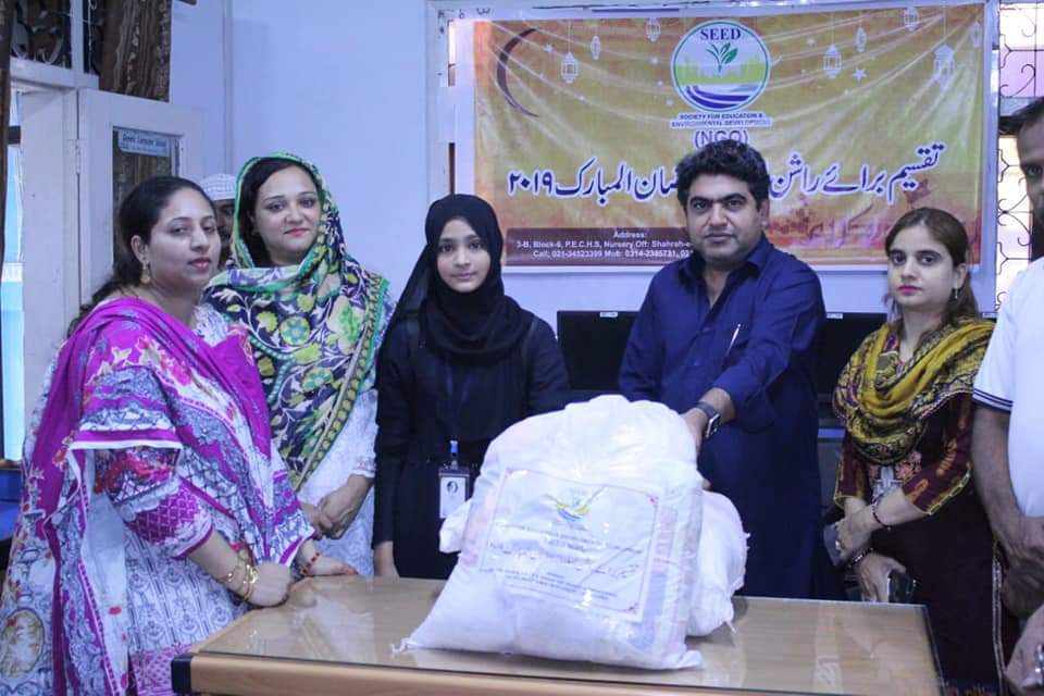 seed_ngo's tweet photo. SEED NGO ki janib se Rashan taqseen kia gaya jis me vice chairman ABAD janab Abdul Kareem Adhia or Assistant Commisioner Noor Mustafa Lagari sahib ne shirkat ki..... 

#ChampionsEleven #ChanoEnLOS40 #Chaman #LahoreBlast #SeedsAndChips #ShareTheLove  #share https://t.co/mzM7oGQ4WL