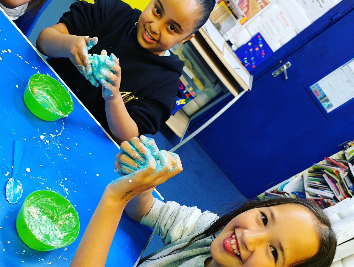 NW5PROJECT's tweet photo. Bath bomb making this evening during junior club! Thanks @PlayScotland for all the ideas in your Messy Play handbook! #Play #Youth #Fun #Activities #Free #JuniorProject https://t.co/PgmXp8eUNL