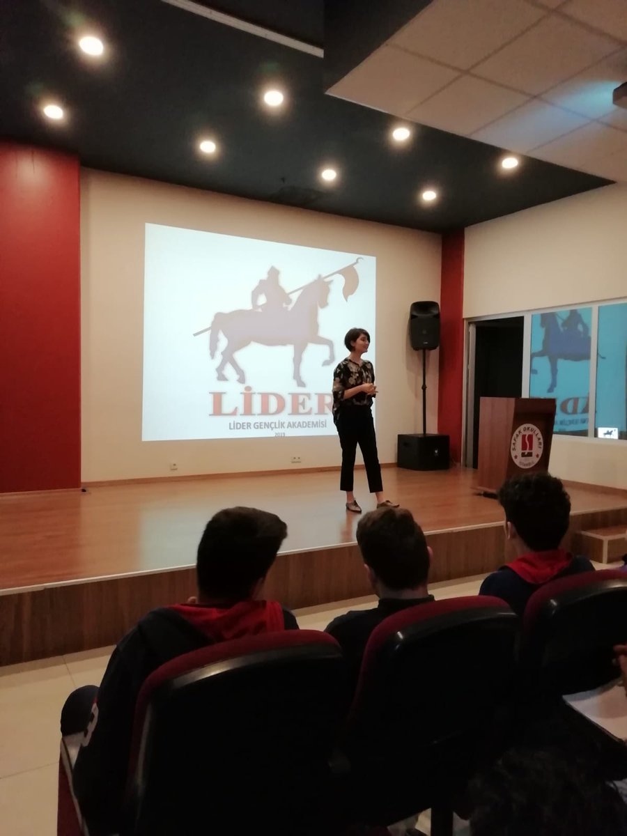 Iidergenc's tweet photo. Lider Gençlik Akademisi ve Şafak Okulları işbirliği kapsamında düzenlediğimiz "Liderlik ve Gelişim" programımızda bu haftaki konumuz "Lider ve Liderin Özellikleri" idi. Eğitim koordinatörlerimiz Sn. Halise Arslan, Sn. Fatih Seçkin ve Sn. Adnan Sevinç sunumlarını yaptılar. https://t.co/1NHeeIHILS