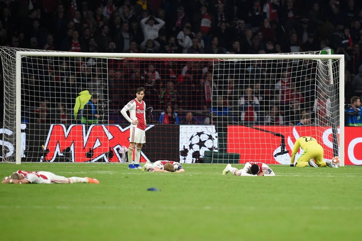 Look up 'heartbreak' in the dictionary and you'll see this photo. #AJATOT #UCL 

⚽🇳🇱🏴󠁧󠁢󠁥󠁮󠁧󠁿