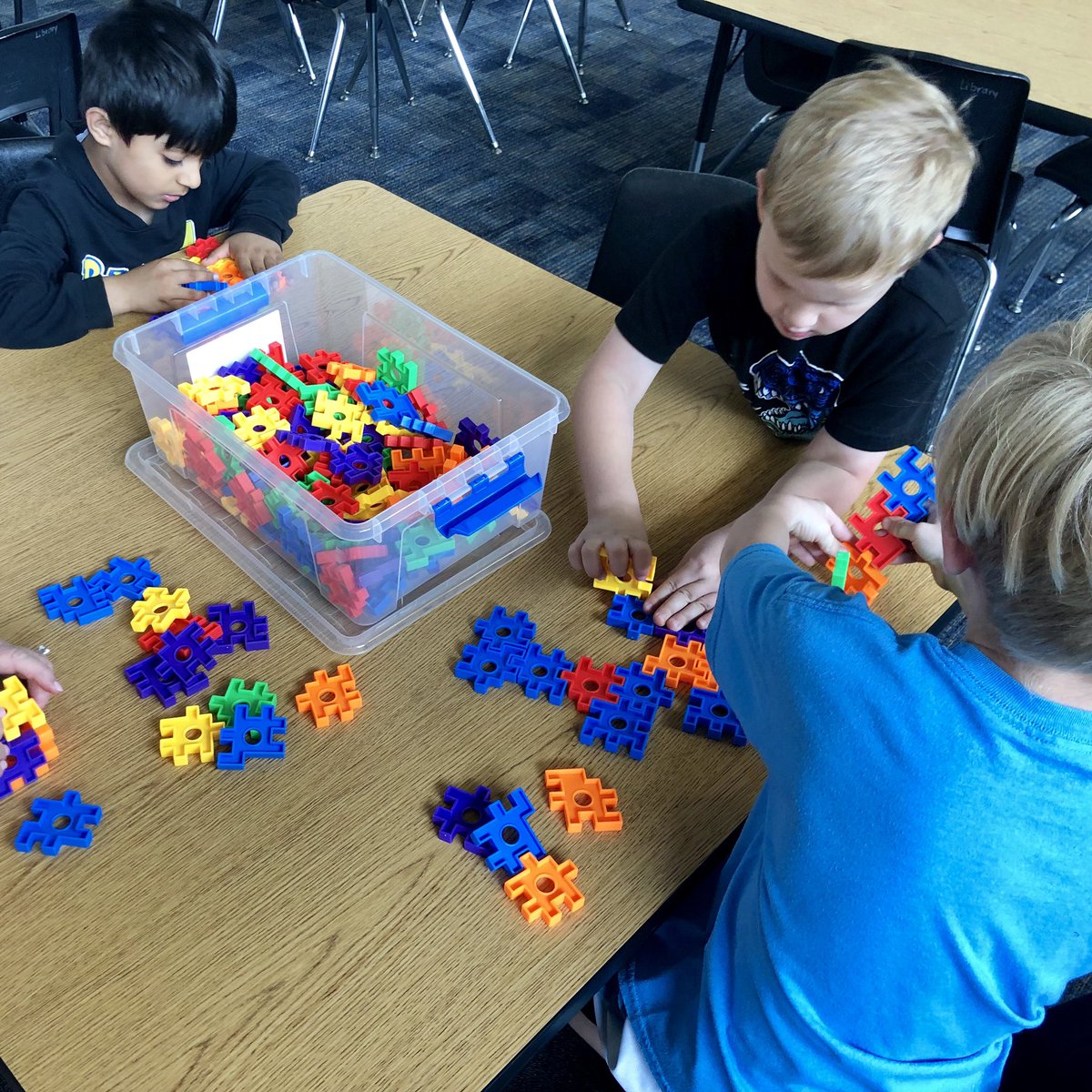 KohrvilleLib's tweet photo. When budding architects & engineers are inspired by Ruby from The Little Red Fort, magic happens! #TheissLibMay19
#LibraryPromise
#TheissDreamsBig
#MomentsInKlein
#MyLibraryStory @MaierBrenda https://t.co/6fIotI5V3l