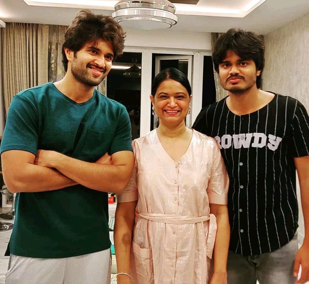 Nikki_Keerthy's tweet photo. #HBDVijayDeverakonda my rowdy boy HBD 😘💓 https://t.co/TY9mQVpFTP