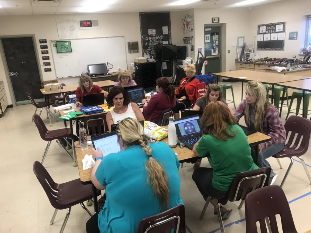 KnIhT_tNeReFfId's tweet photo. Another #extraordinary class with these amazing @DVUSD educators! Today we introduced them to digital @breakoutEDU’s and our favorite thing @gimkit! Next step Google Certified Educator test! #growwithgoogle #levelup @SVViperPride @apositiveproton https://t.co/pRSfbTUnFX