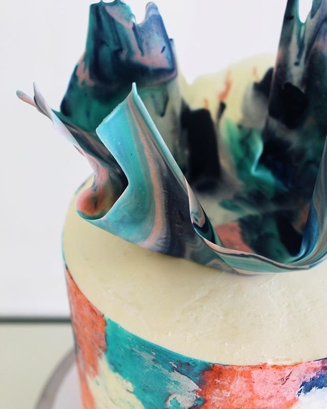 Cocoaandflour's tweet photo. Marble chocolate crown with watercolour buttercream 😍 https://t.co/3i7Qx5xUVG