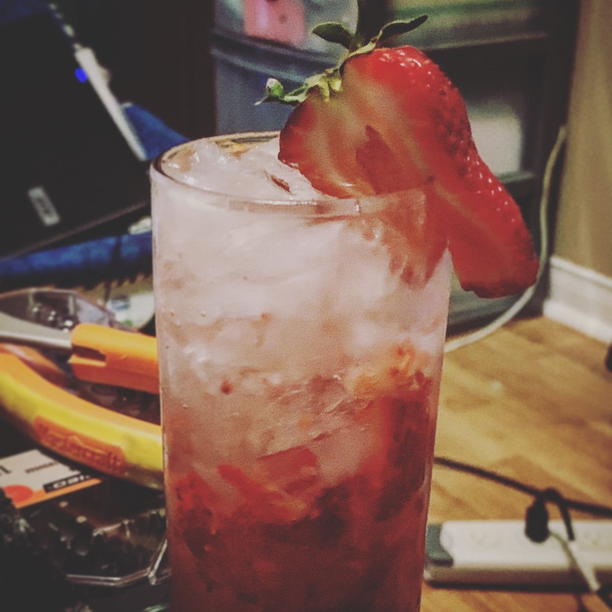 merridithe's tweet image. An amazing mojito made by my hubby. #mojito #vodka #strawberry #relaxing
