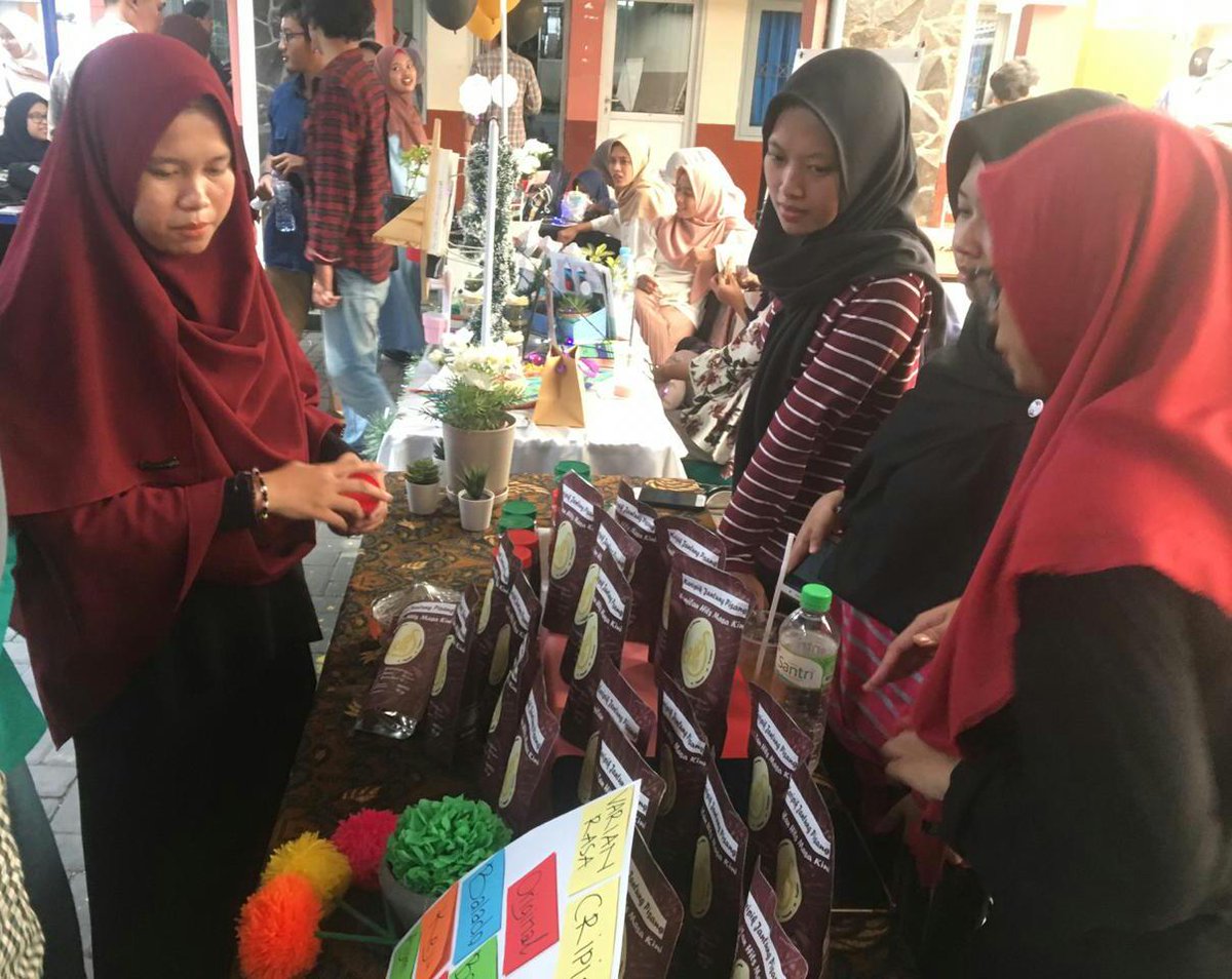 superradioid's tweet photo. Mahasiswa UNAIR Olah Jantung Pisang Jadi Makanan Sehat #Camilansehat #Febunair #Kewirausahaan #Mahasiswaunair #Olahanjantungpisang https://t.co/yZWtCoxqNO https://t.co/RVz1DfMunY