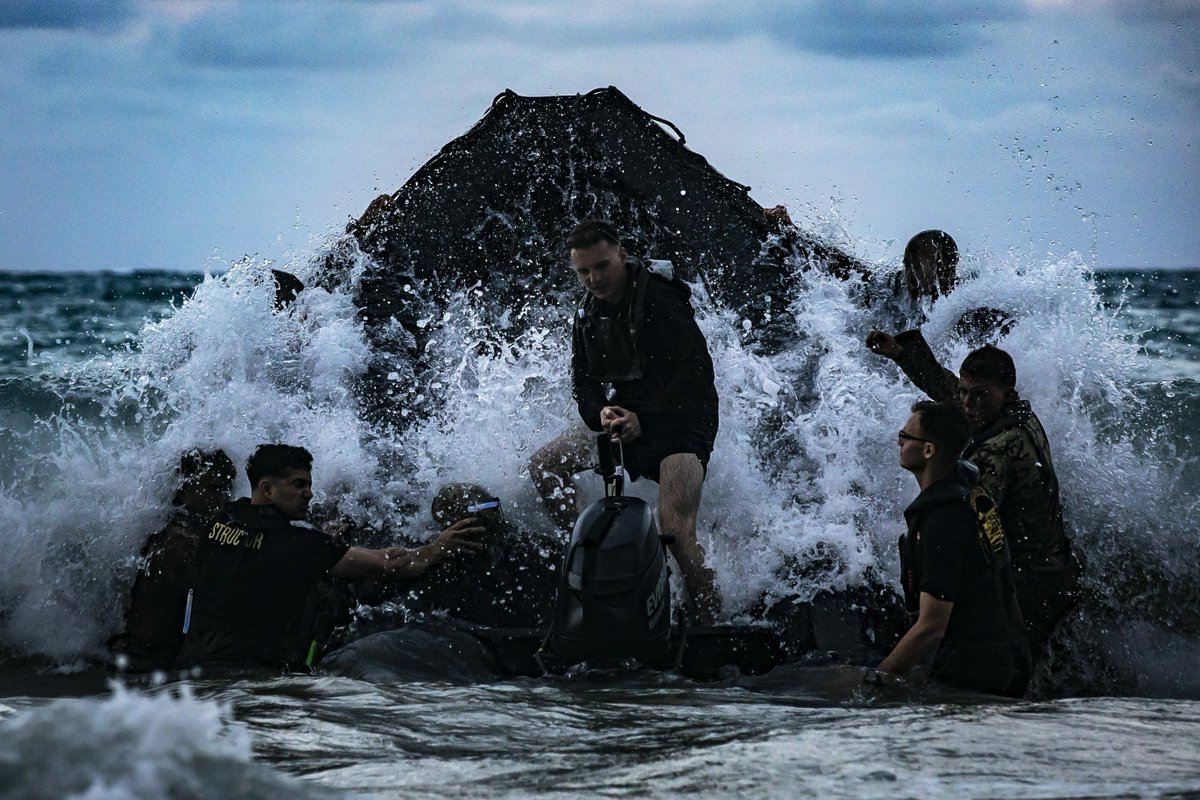MCB_Hawaii's tweet photo. Do you even operate?
U.S. Marines with 1st, 2nd, and 3rd Radio Battalion conduct a surf passage training event during a Radio Reconnaissance Operator Course, Marine Corps Training Area Bellows, Marine Corps Base Hawaii, May 2, 2019.
#RadioReconnaissance #OperatorCourse #MCTAB https://t.co/qbyvq513Vh