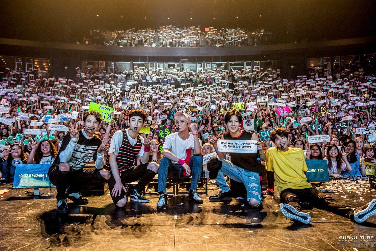 MeFreaky4JH's tweet photo. Reminiscing about #SHINeeInChicago made me happy. 🌸
I'm grateful my broke self managed to meet Jonghyun and SHINee twice. 💜💕💕 https://t.co/4PjHJqcFnG