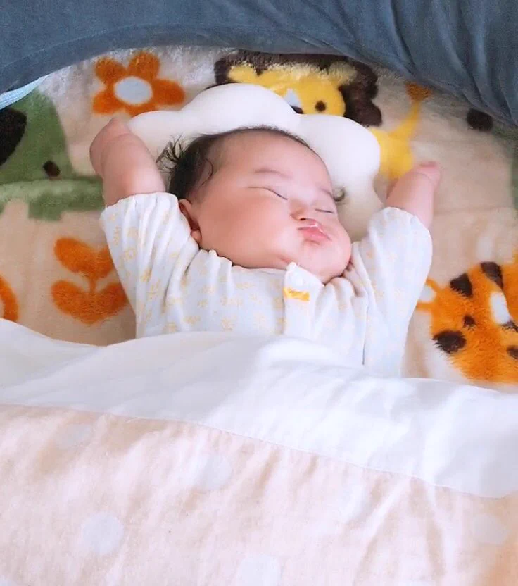 赤ちゃんのこの仕草は本当に可愛すぎる！癒されるー！