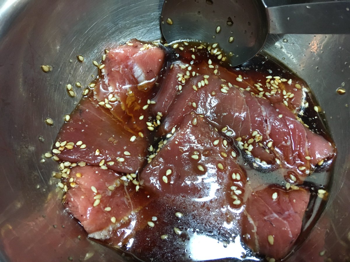 ななせなつひ 5分で完成する寿司屋のまかない並みに美味しい マグロの漬け丼 のレシピです しょうゆ おおさじ1 みりん おおさじ1 酒 おおさじ1 めんつゆ おおさじ1 これを混ぜてマグロを5分から10分つけるだけ 熱々の白米の上に海苔と一緒にのせて ななせなつひ 5分で完成する寿司屋のまかない並みに美味しい マグロの漬け丼 のレシピです しょうゆ おおさじ1 みりん おおさじ1 酒 おおさじ1 めんつゆ おおさじ1 これを混ぜてマグロを5分から10分つけるだけ 熱々の白米の上に海苔と一緒にのせて