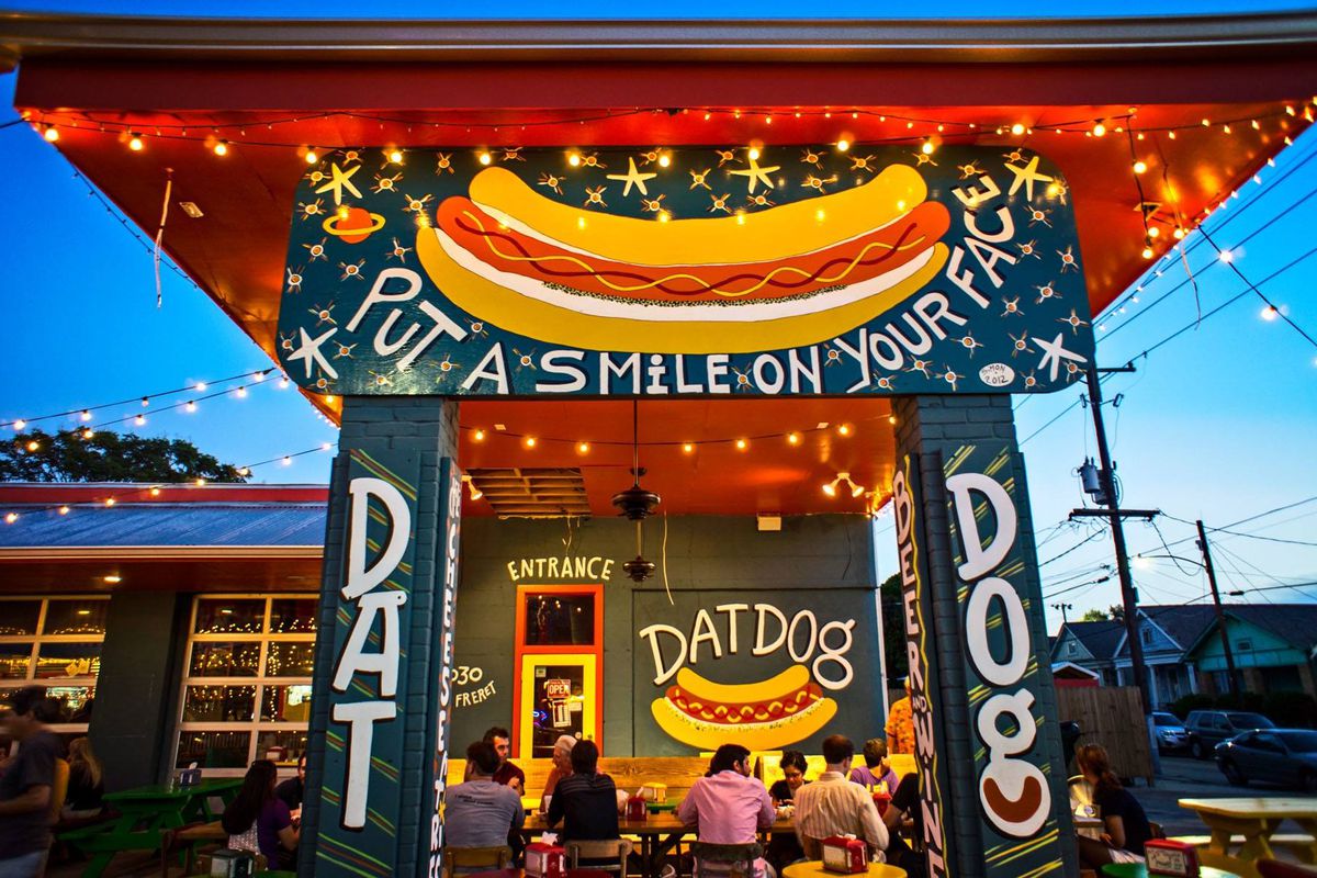 MissionLab's tweet image. MLab Recommendation: Dat Dog! Dat Dog combines the soul of Louisiana with the sophistication of Europe. They offer hot dogs, sausages, burgers, and chicken dogs with over 30 toppings to allow you to create your very own “jazz improvisation in a bun”.