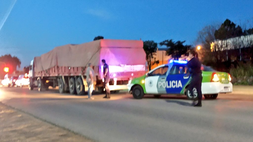 dantrila's tweet photo. #Ahora un camión con desperfectos mecánicos en avenida Rivadavia y San Lorenzo sentido al #ArcoDeCampana complicó el tránsito debiendo desviar los vehículos por la banquina. Se hizo presente el móvil CP 🚔 zona 3 y luego Dirección de Tránsito🚧 https://t.co/MAzvjNF8PD