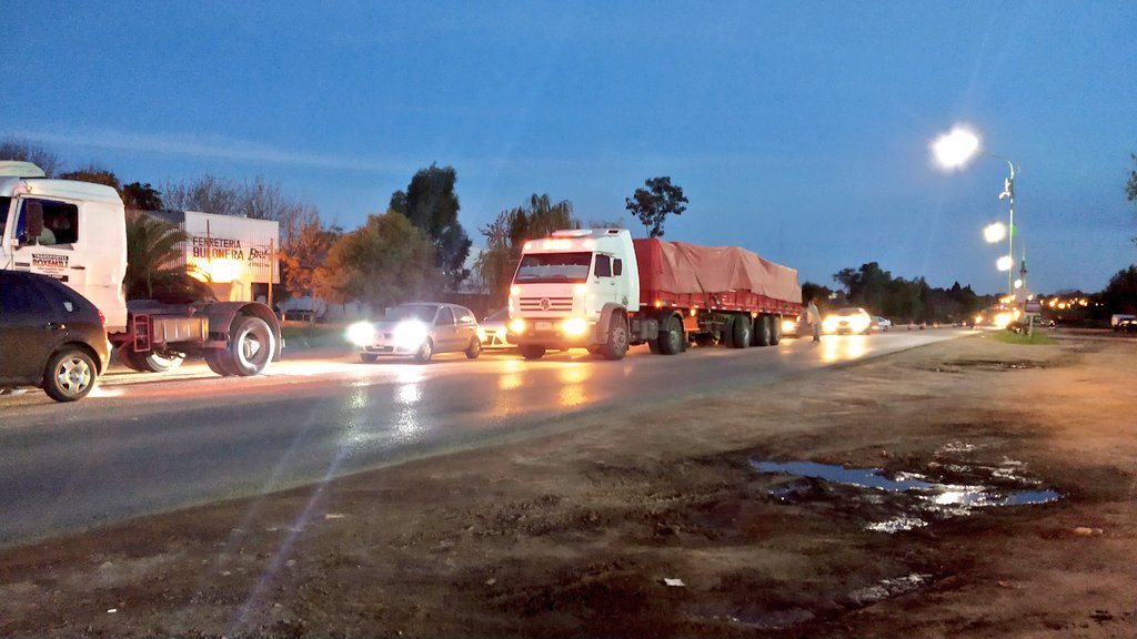 dantrila's tweet photo. #Ahora un camión con desperfectos mecánicos en avenida Rivadavia y San Lorenzo sentido al #ArcoDeCampana complicó el tránsito debiendo desviar los vehículos por la banquina. Se hizo presente el móvil CP 🚔 zona 3 y luego Dirección de Tránsito🚧 https://t.co/MAzvjNF8PD