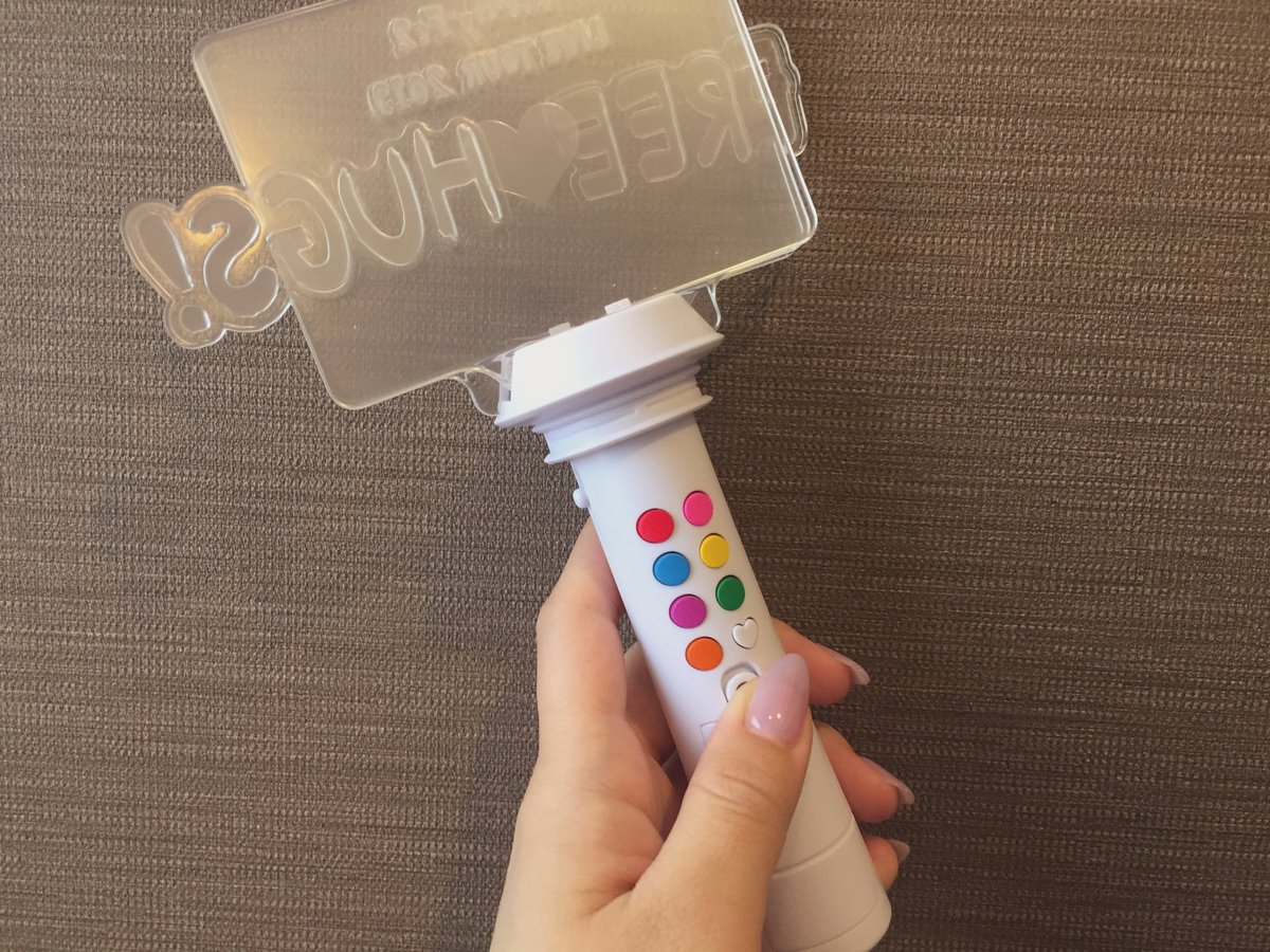 わか キスマイのペンラはボタンで色が変わるからめちゃくちゃ便利だった ソロ曲はドーム全体がメンカラに染まるし 目の前に来たメンバーの色にその一体3階まで全部色変わるからドームが7色に色分けされててめちゃくちゃ綺麗 キスマイ担さんすごい