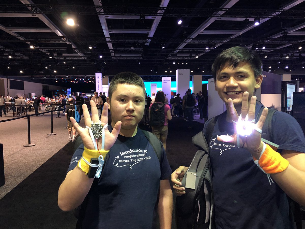 mrzphd's tweet photo. We had a great time at #MSBuild yesterday. #MicrosoftEdu #MIEExpert #MVPBuzz #ShowcaseSchool #CSForAll @windowsdev https://t.co/1Ye9yNh8e7