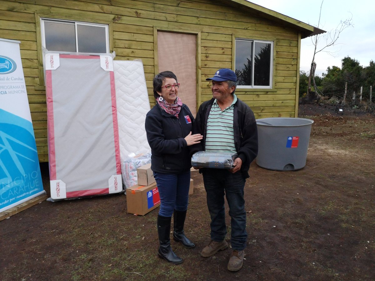 Senapred's tweet photo. Directora y personal de #ONEMIAraucania participan en entrega de viviendas donadas por Forestal Arauco a familias afectadas por incendios forestales en la comuna de Carahue. Además se realizó entrega elementos de primera necesidad para mejorar el equipamiento de las viviendas. https://t.co/1HhzoLxFlm