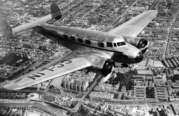 Un avión LAN sobrevuela Plaza Italia en Santiago de Chile, 1945