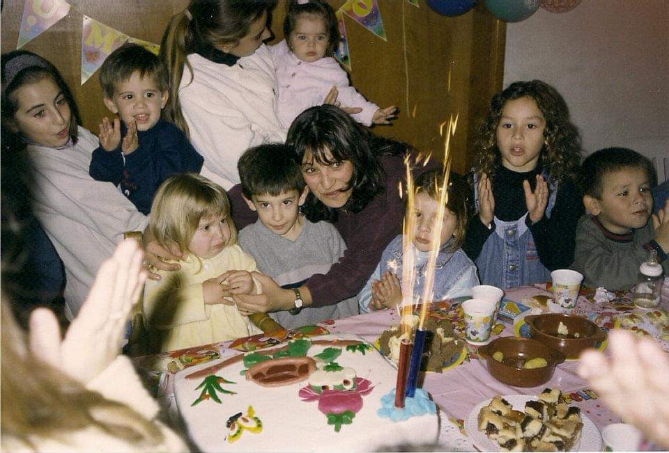 MariaEvaGtti's tweet image. Cuando era chica me daban un terror espantoso las bengalas, y mi madre insistía en ponermelas en las tortas de cumpleaños. Miren esto.