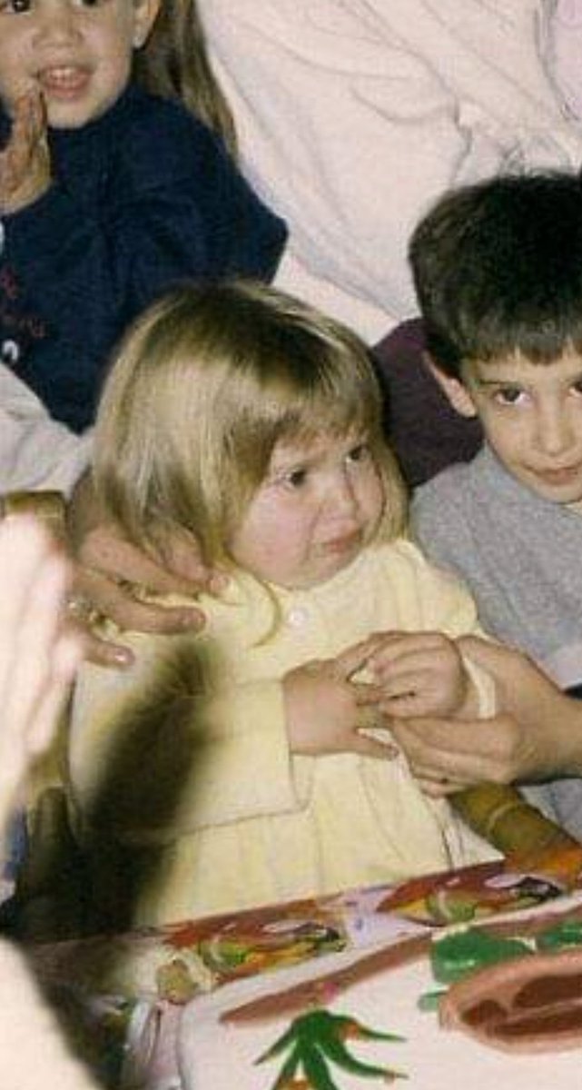 MariaEvaGtti's tweet image. Cuando era chica me daban un terror espantoso las bengalas, y mi madre insistía en ponermelas en las tortas de cumpleaños. Miren esto.