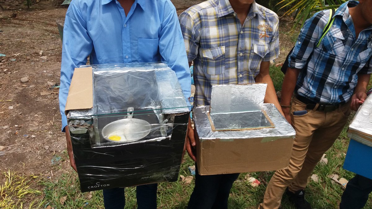 alexbotaarque's tweet photo. En la populorum de Copan con los de 9 de maestro en casa,hemos construido con bolsas de churros estufas solares y hemos cocinado huevos duros y fritos. Mañana otro plato.@acoescatalunya @AcoesHonduras https://t.co/P7EqcWPTu5