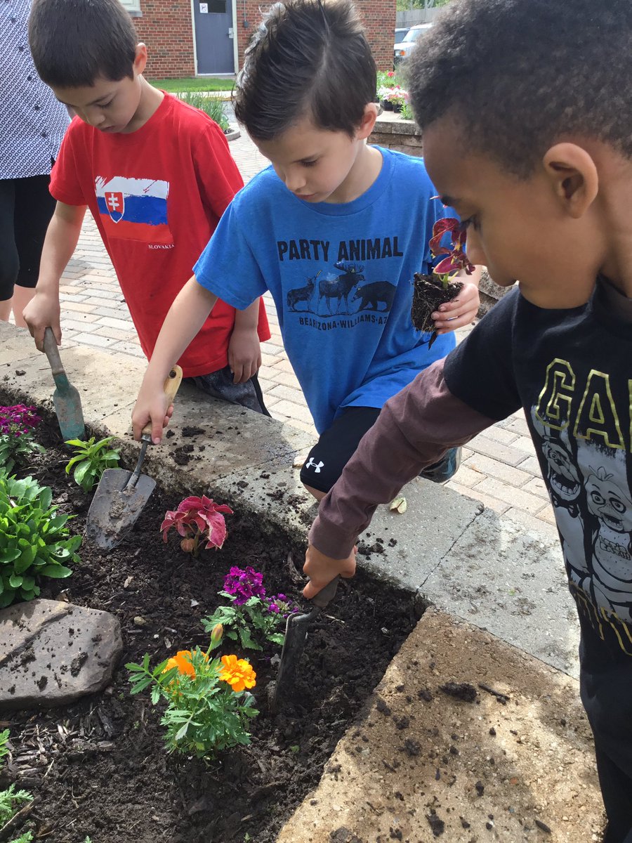 Today we got to help plant flowers 🌸 🌺  in our school gardens.  ❤️making science real <a href="/MrsAbrahamco/">Nancy Abraham</a> <a href="/BelinderPTA/">Belinder PTA</a> <a href="/theSMSD/">SM School District</a> @PrincipalYeoman