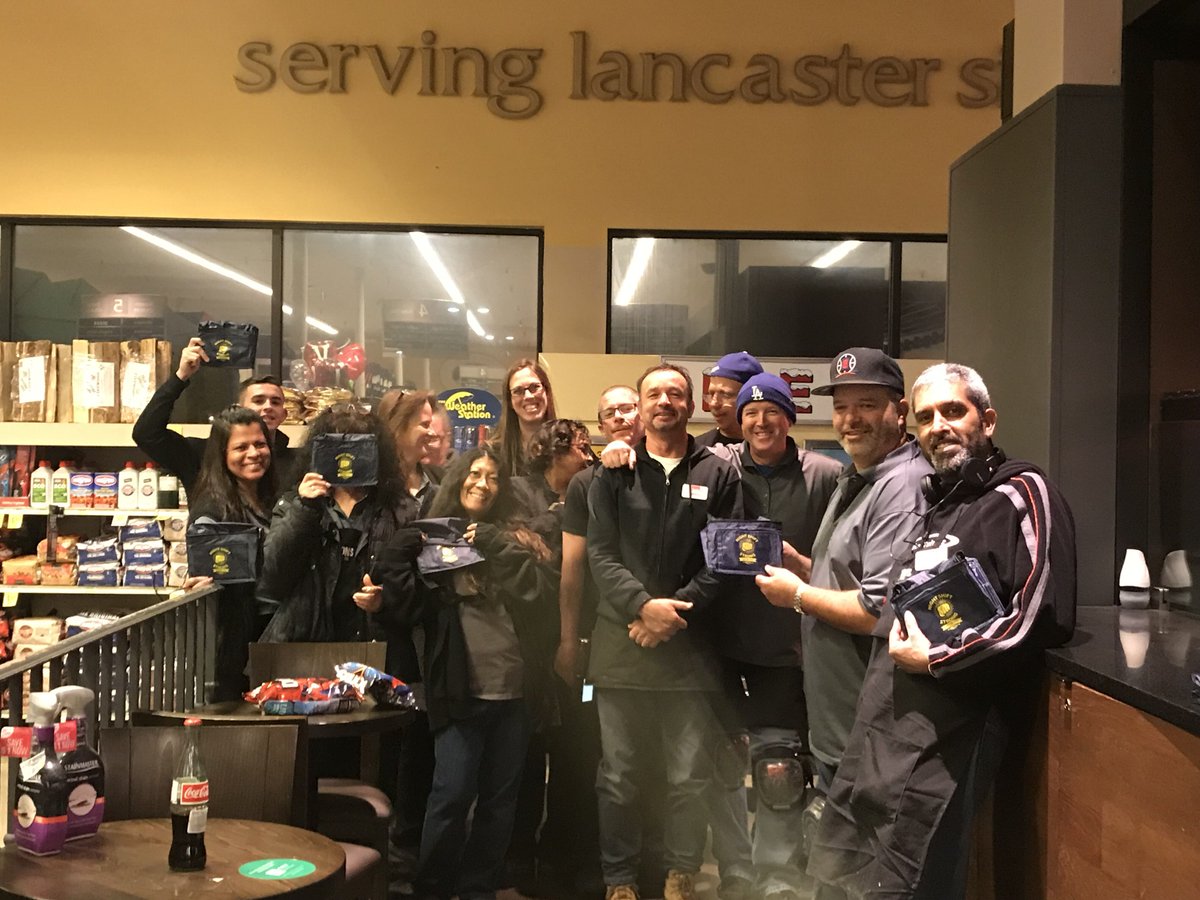 UFCW770's tweet photo. Last night, our reps visited a few night crews bringing swag and merchandise in honor of #ThirdShiftWorkersDay.
Thank you to #ThirdShiftWorkers everywhere โ you keep things moving while everyone else is asleep.
As your union family and community, we appreciate you ๐โ https://t.co/CgaATT0ZFy