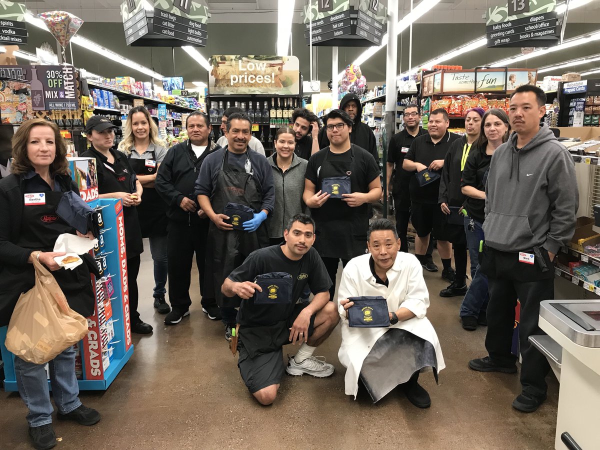 UFCW770's tweet photo. Last night, our reps visited a few night crews bringing swag and merchandise in honor of #ThirdShiftWorkersDay.
Thank you to #ThirdShiftWorkers everywhere โ you keep things moving while everyone else is asleep.
As your union family and community, we appreciate you ๐โ https://t.co/CgaATT0ZFy