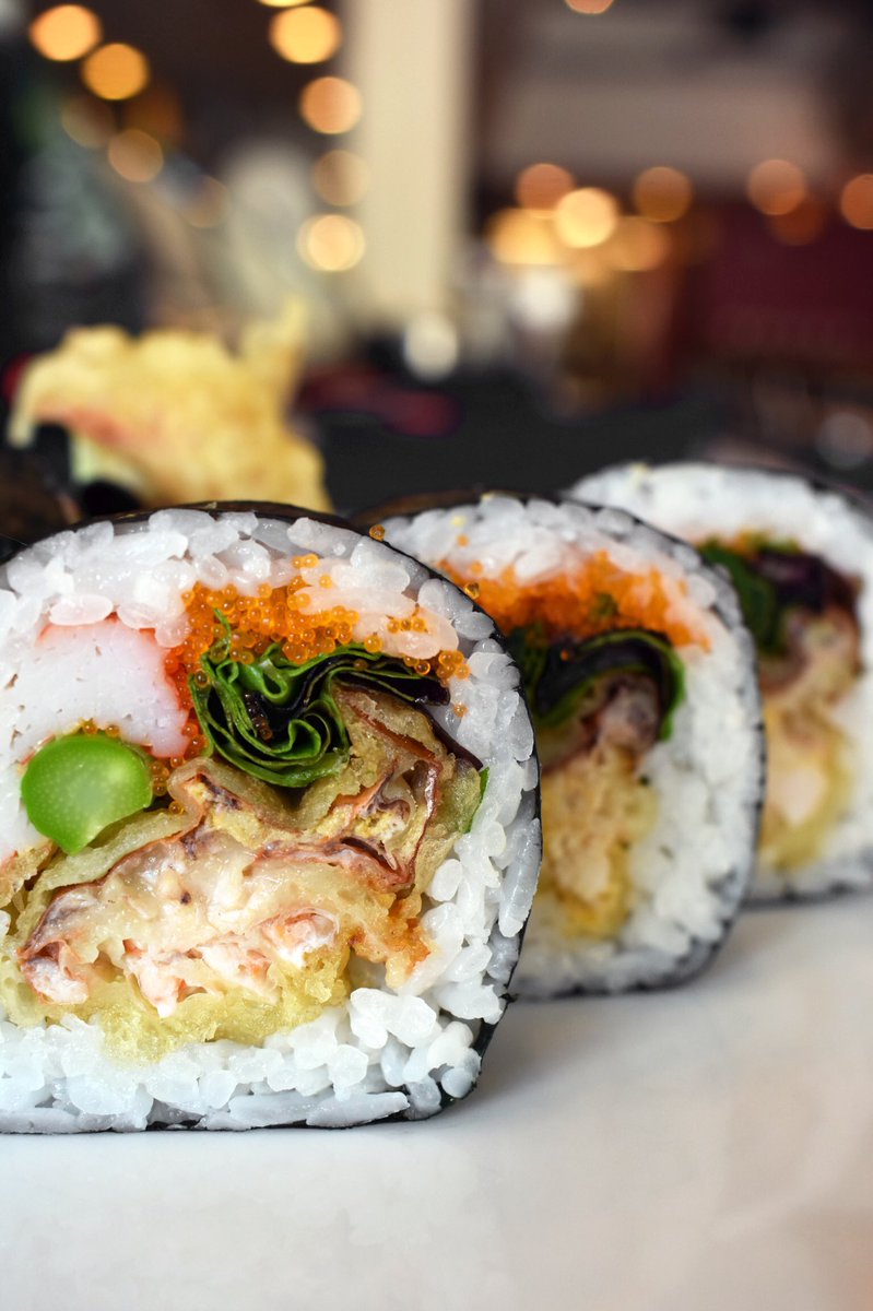 SlurpingTurtle's tweet image. Gimme all the tempura soft shell crab, asparagus, kani kama, masago, mixed green salad, drizzled w/ eel sauce — Spider Rolls are on the Specials menu during May 🙌🏼#spiderroll #maki #humpday #softshellcrab #may #sunshine #tempura #sushi