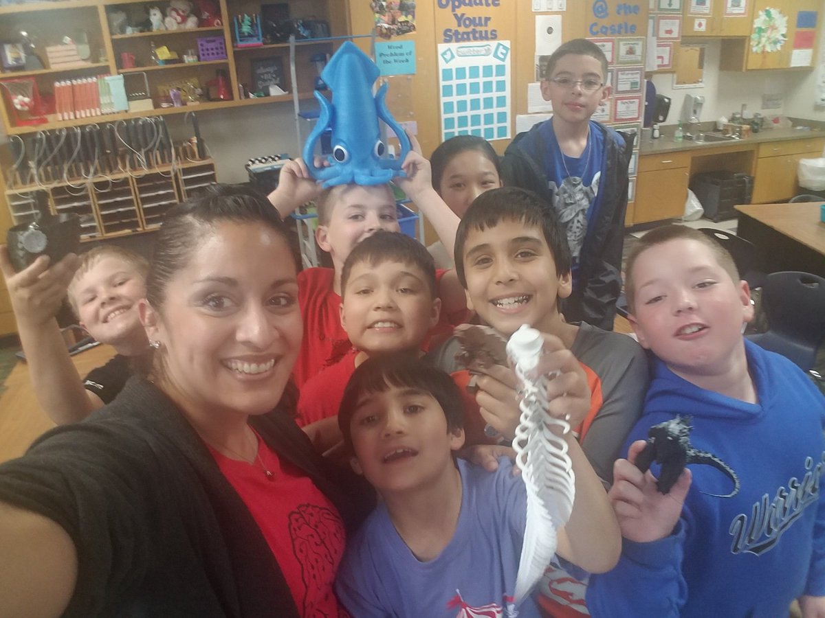 MrsPruenteCCE's tweet image. Final Day of coding! So fun,  but so sad.We used the 3D printer, learned how coding &amp;amp; programming create amazing things. 
Students printed and took home a Z bug &amp;amp;a medallion I created especially for Coding Club.
#codingatthecastle 
#thisiscce 
#thisismidway 
@MISDFoundation